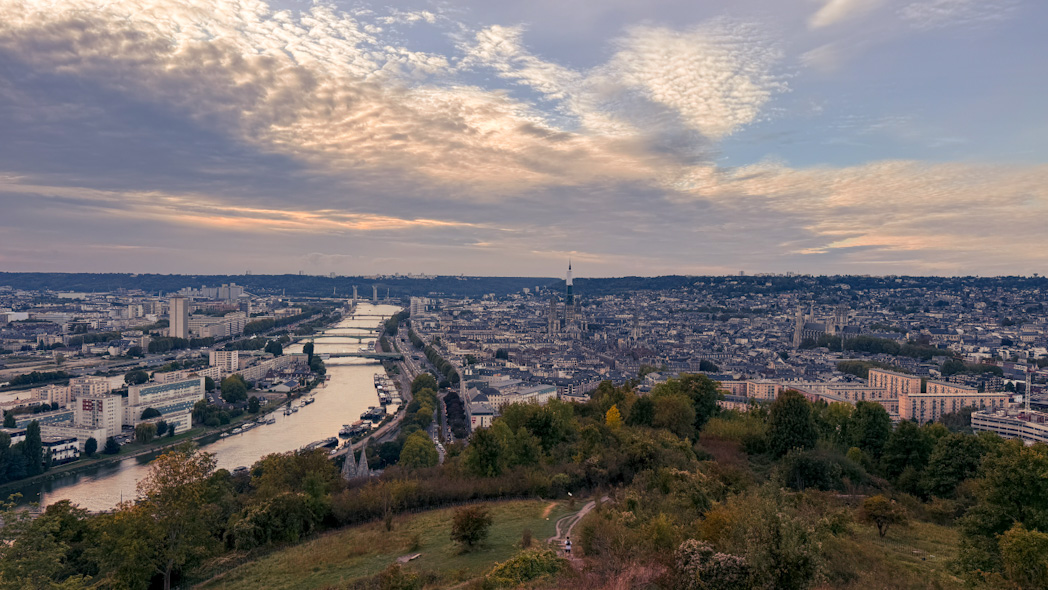 Panorama depuis la côte Sainte-Catherine à Rouen avec vue sur la ville au coucher du soleil.