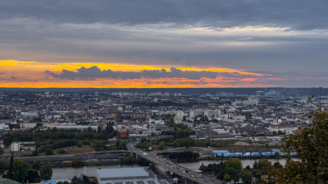 Panorama depuis la côte Sainte-Catherine à Rouen avec vue sur la ville au coucher du soleil.