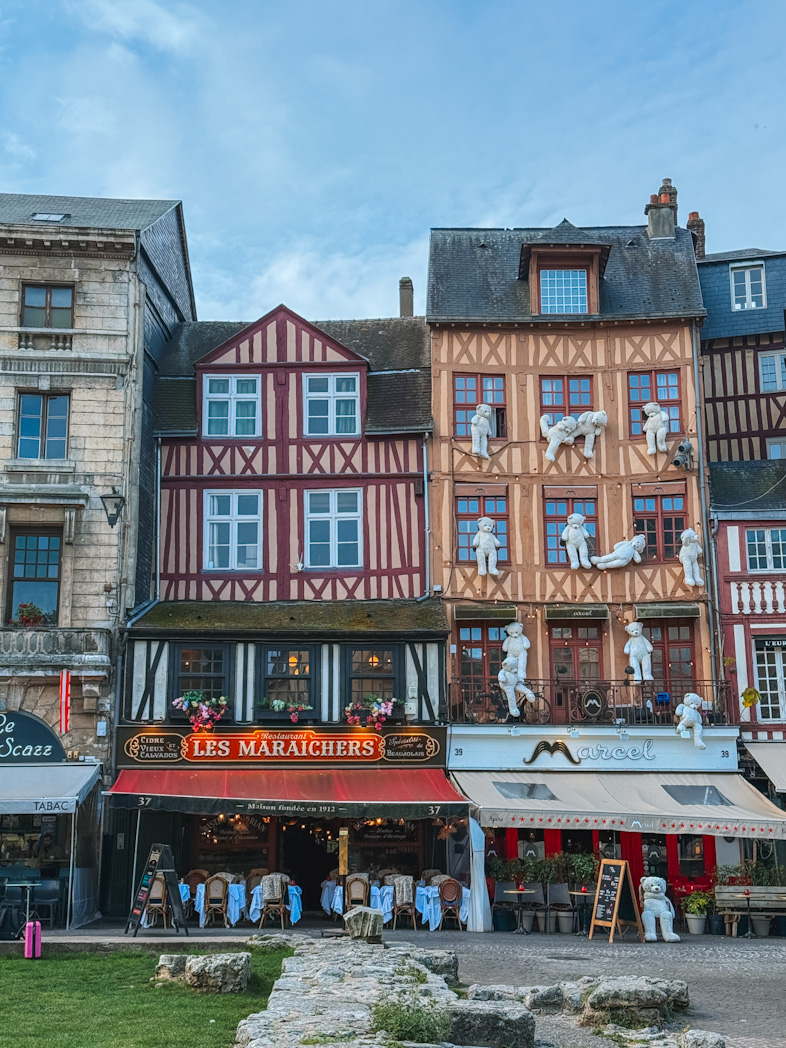 Place du Vieux-Marché à Rouen avec ses maisons à colombages