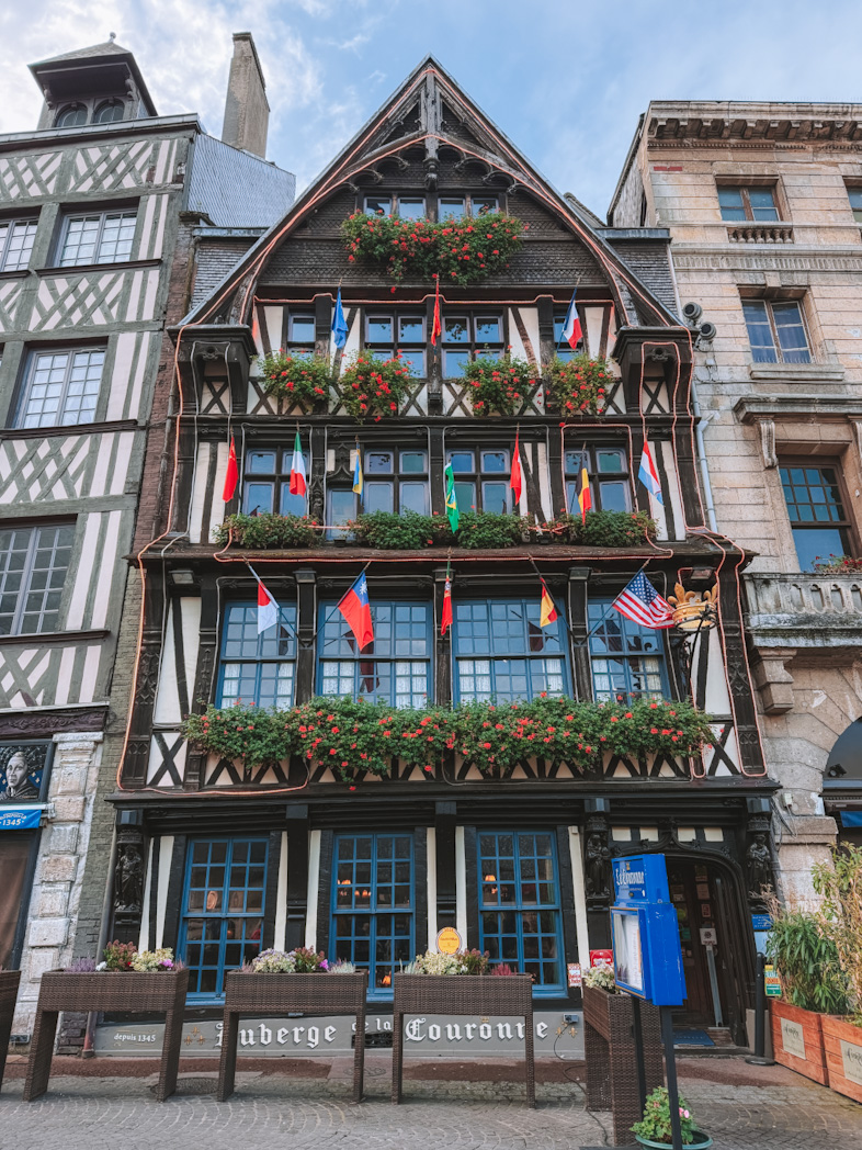 Place du Vieux-Marché à Rouen avec la façade de la Couronne, la plus vieille auberge de France