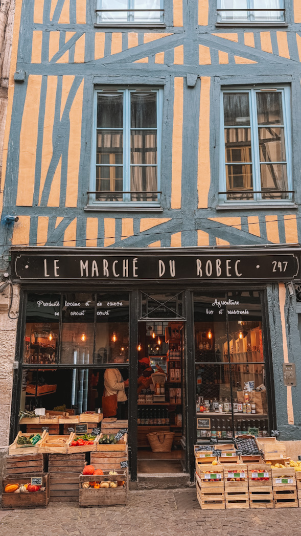 Façades typiques le long de la rue de l’Eau de Robec à Rouen, avec maisons à colombages et ruelle pittoresque.