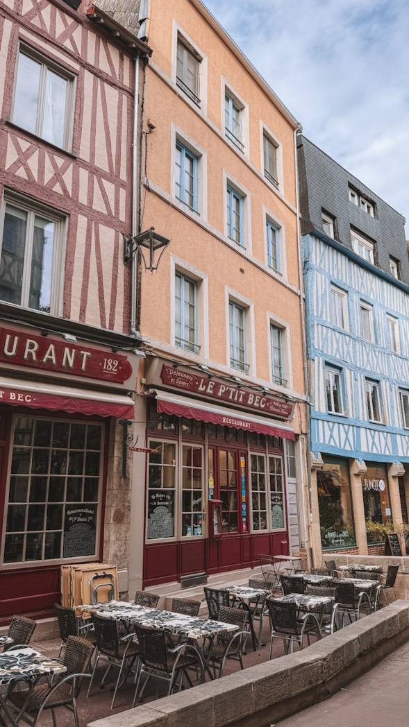 Façades typiques le long de la rue de l’Eau de Robec à Rouen, avec maisons à colombages et ruelle pittoresque du Vieux Rouen