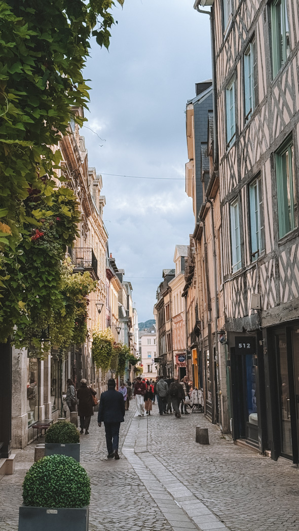 Rue Saint-Nicolas à Rouen, charmante rue piétonne du vieux Rouen bordée de boutiques et de bâtiments historiques, idéale pour flâner et découvrir le patrimoine local.