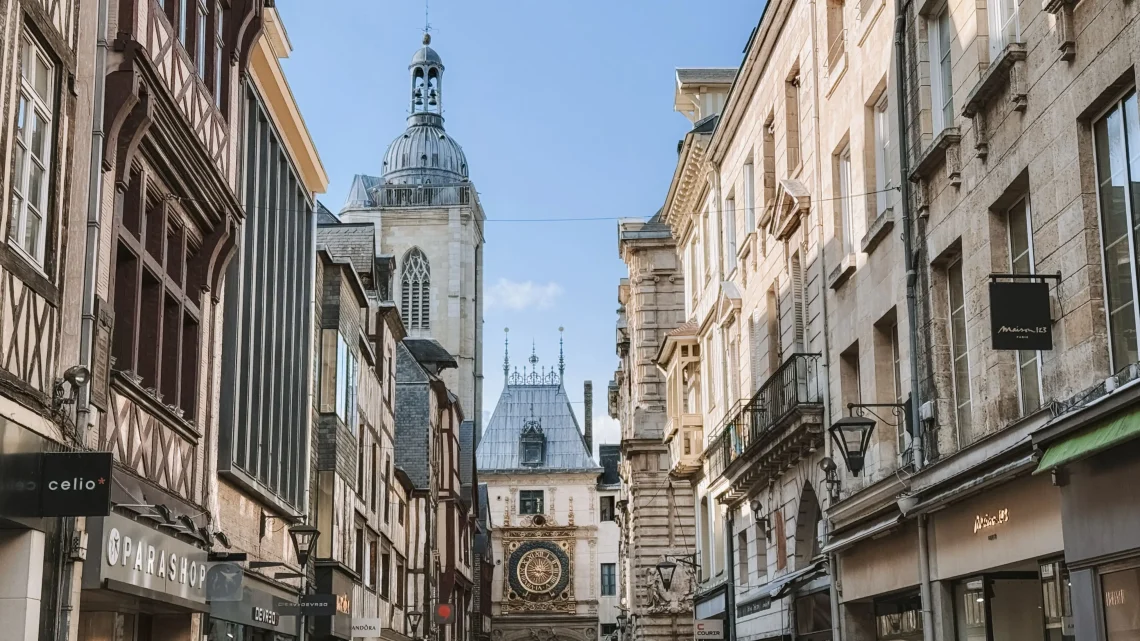 Vue sur le Gros Horloge depuis la Rue du Gros Horloge à Rouen