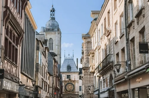 Vue sur le Gros Horloge depuis la Rue du Gros Horloge à Rouen