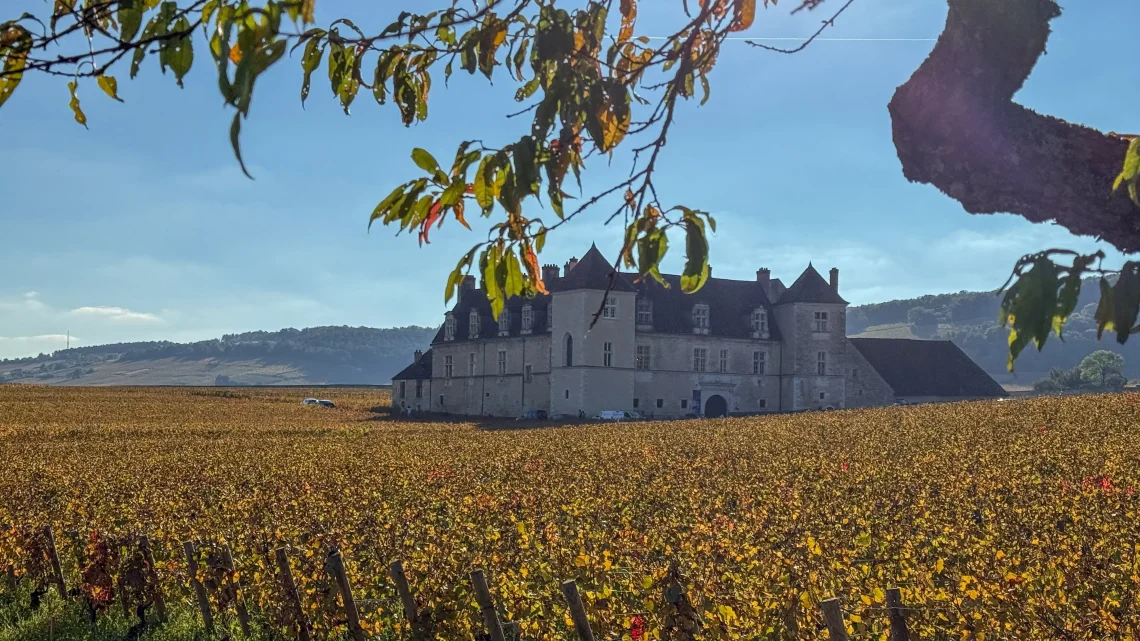 Vue sur le château du Clos de Vougeot et les vignes en Côte d'Or lors d'un week-end sur la Route des Grands Crus de Bourgogne