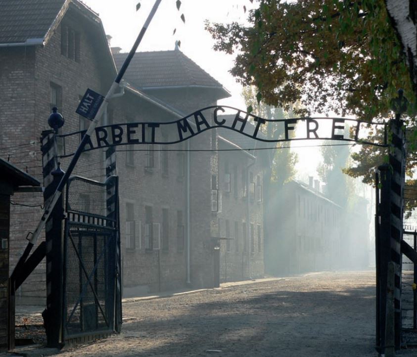 Entrée du camp d’Auschwitz, site de mémoire à visiter lors d’un séjour de 3 jours à Cracovie.