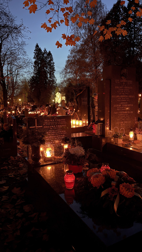 Cimetière Rakowicki illuminé à la Toussaint à Cracovie,