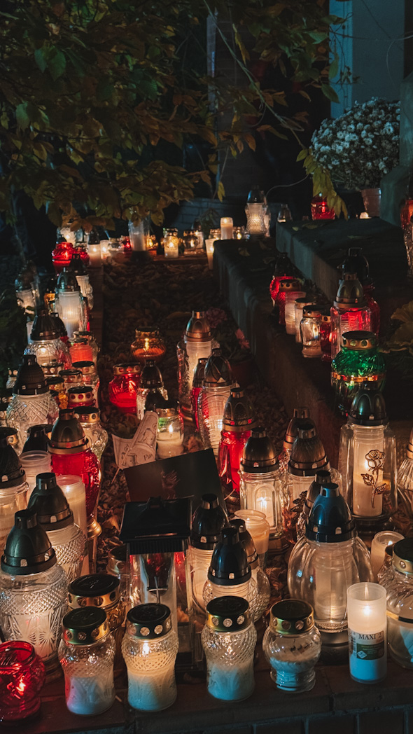 Cimetière Rakowicki illuminé à la Toussaint à Cracovie,