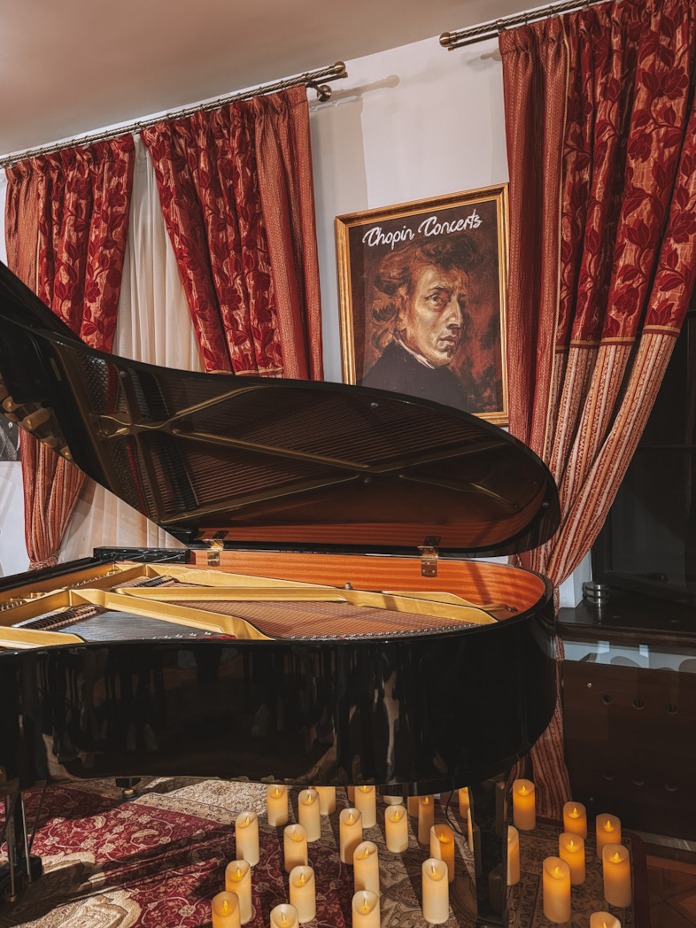 Concert de Chopin à Cracovie, expérience culturelle intime avec lueur des bougies, à inclure lors d’un séjour dans la ville.
