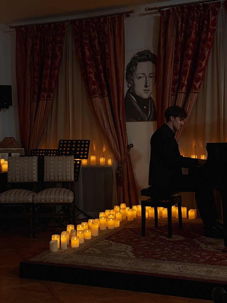 Pianiste jouant Chopin lors d’un concert à Cracovie, éclairé par des bougies.