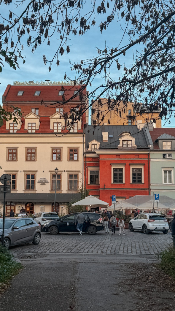 Rue Szeroka, rue historique de Kazimierz avec ses bâtiments anciens et cafés