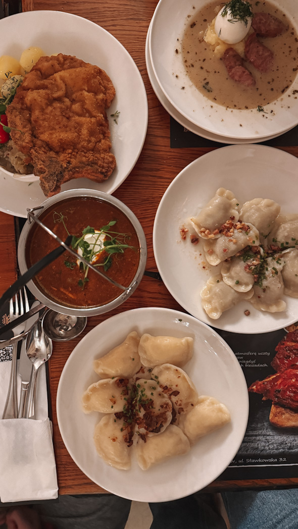 Restaurant traditionnel à Cracovie avec plat typique polonais, découverte culinaire lors d’un itinéraire de 3 jours