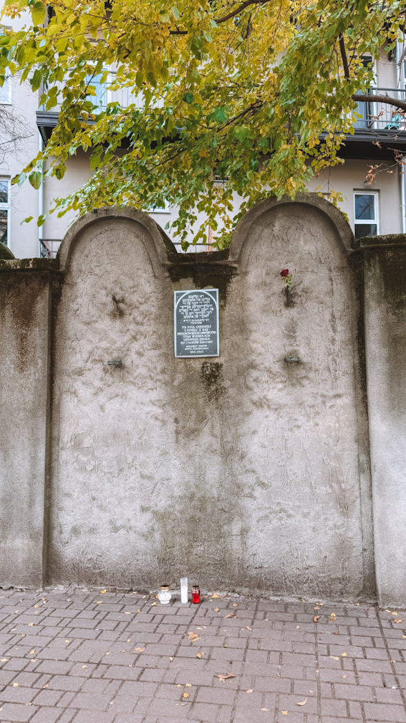 Fragment du mur du ghetto de Podgórze à Cracovie, lieu historique à visiter