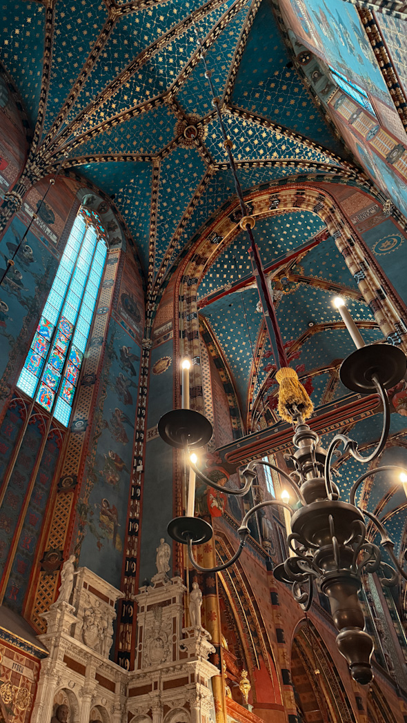 Intérieur coloré de la basilique Sainte-Marie, immanquable lors d’une visite de Cracovie en 3 jours