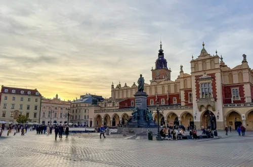 Vue sur la Place du Marché de Cracovie Rynek Główny lors d'une visite de 3 jours à Cracovie