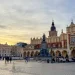 Vue sur la Place du Marché de Cracovie Rynek Główny lors d'une visite de 3 jours à Cracovie