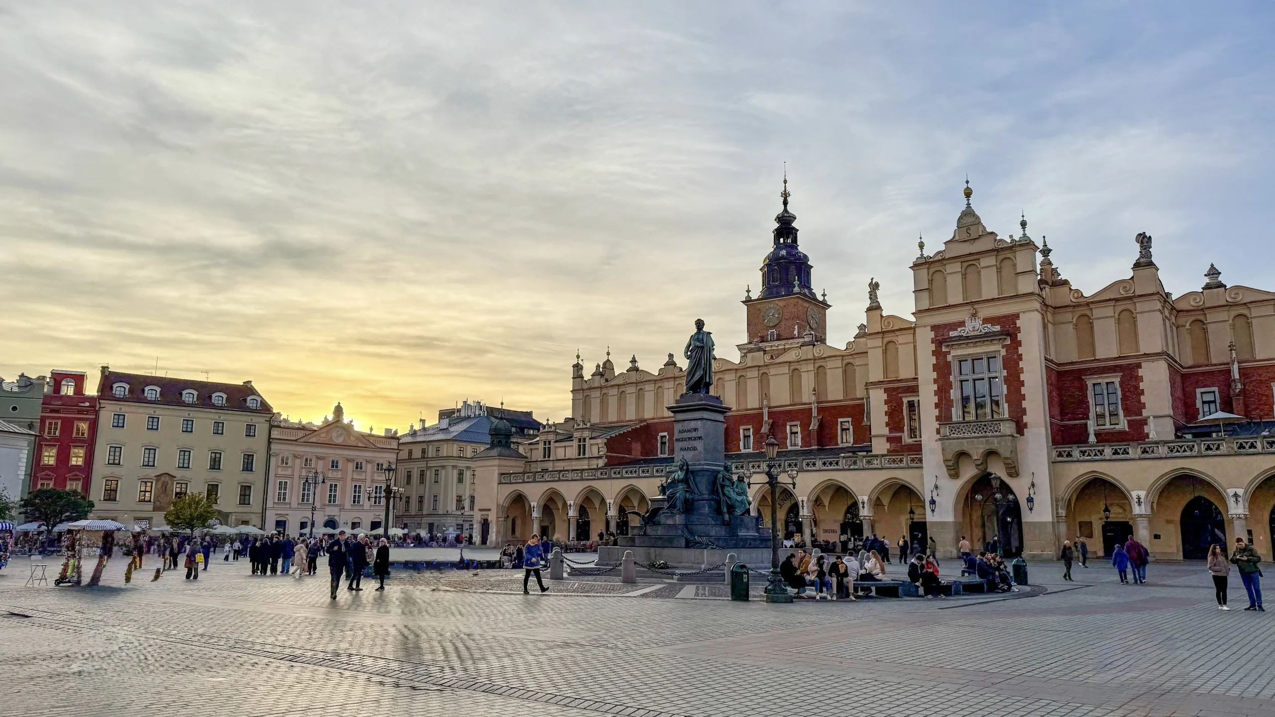 Vue sur la Place du Marché de Cracovie Rynek Główny lors d'une visite de 3 jours à Cracovie