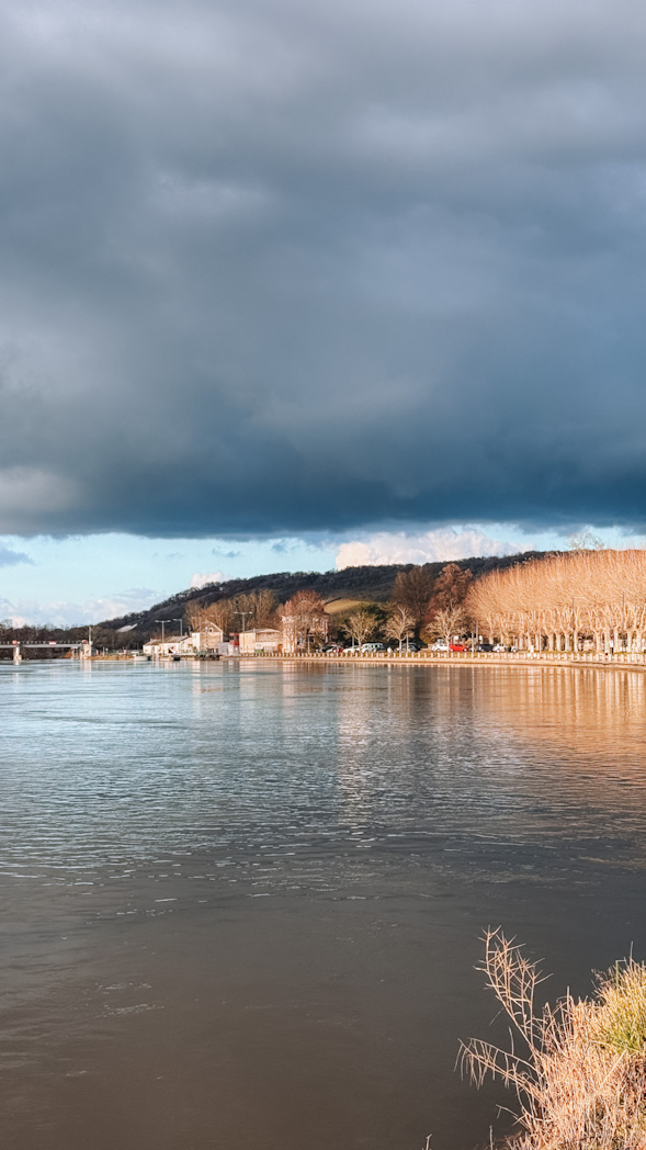 Vue des rives de l’Yonne à Villeneuve-sur-Yonne, village pittoresque de l’Yonne