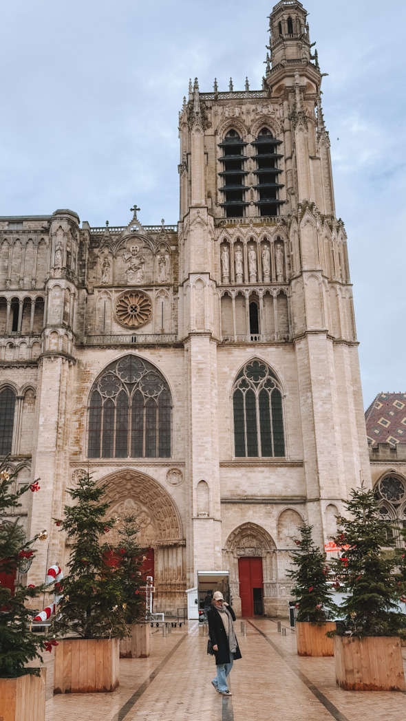 Façade gothique de la Cathédrale Saint-Étienne de Sens lors d’une visite en Bourgogne