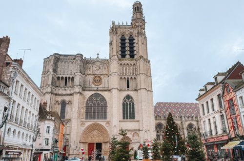 Vue sur la Cathédrale Saint-Etienne de Sens dans l'Yonne depuis la Place de la République