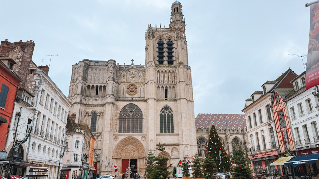 Vue sur la Cathédrale Saint-Etienne de Sens dans l'Yonne depuis la Place de la République