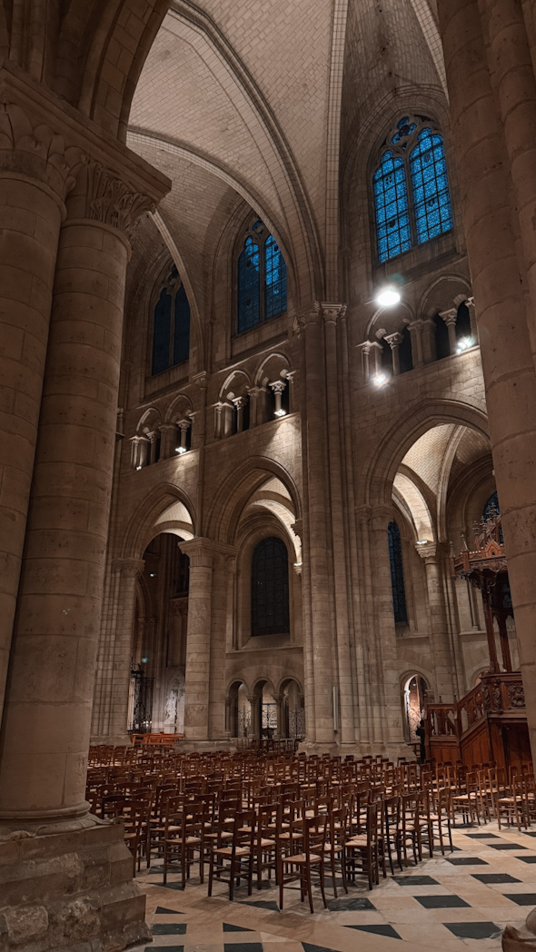 Intérieur de la Cathédrale de Sens avec ses voûtes et vitraux médiévaux
