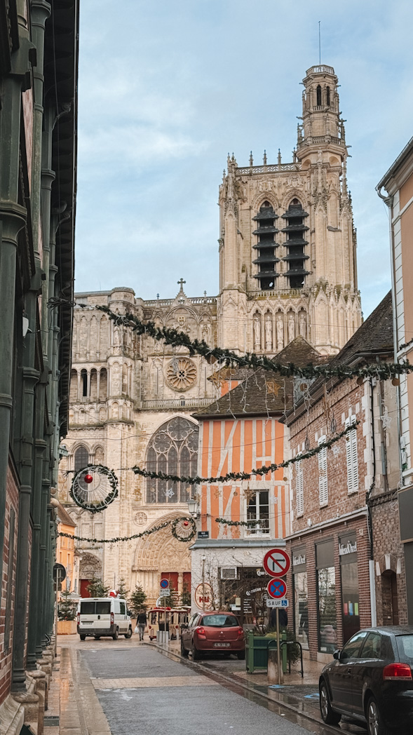 Façade gothique de la Cathédrale Saint-Étienne de Sens lors d’une visite en Bourgogne