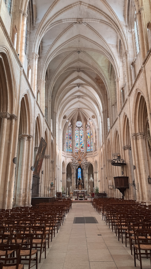 Intérieur de l’église Notre-Dame de l’Assomption à Villeneuve-sur-Yonne, avec sa nef gothique