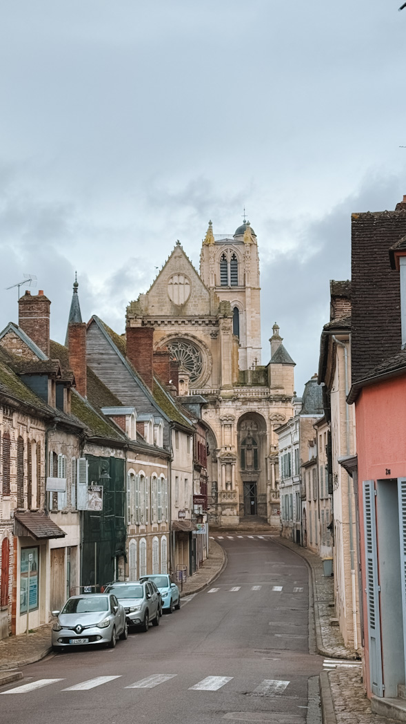 Façade gothique de l’église de Villeneuve-sur-Yonne, monument historique du centre-ville