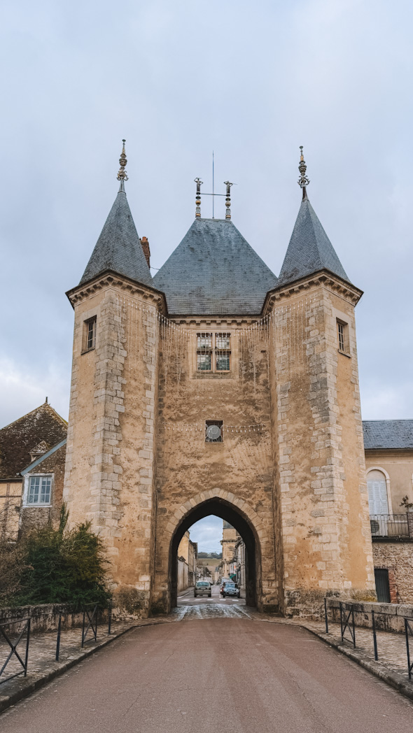 Porte de Joigny à Villeneuve-sur-Yonne, ancienne entrée fortifiée de la ville