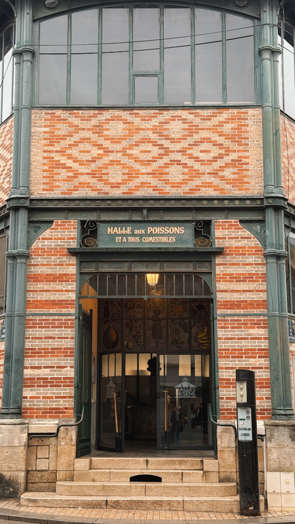 Façade des Halles de Sens, marché couvert historique du centre-ville