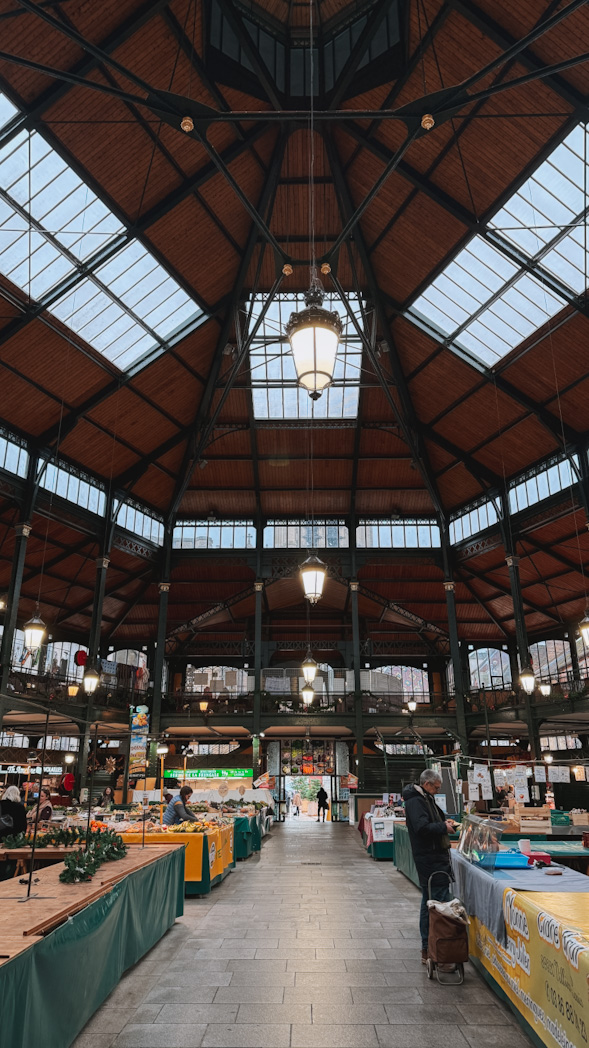 Marché couvert de Sens, vue intérieure avec étals et structure métallique