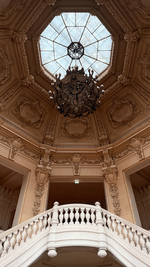 Hall et escaliers de l’Hôtel de Ville de Sens, monument historique de Bourgogne