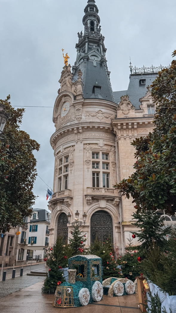 Façade principale de l’Hôtel de Ville de Sens, monument historique du centre-ville