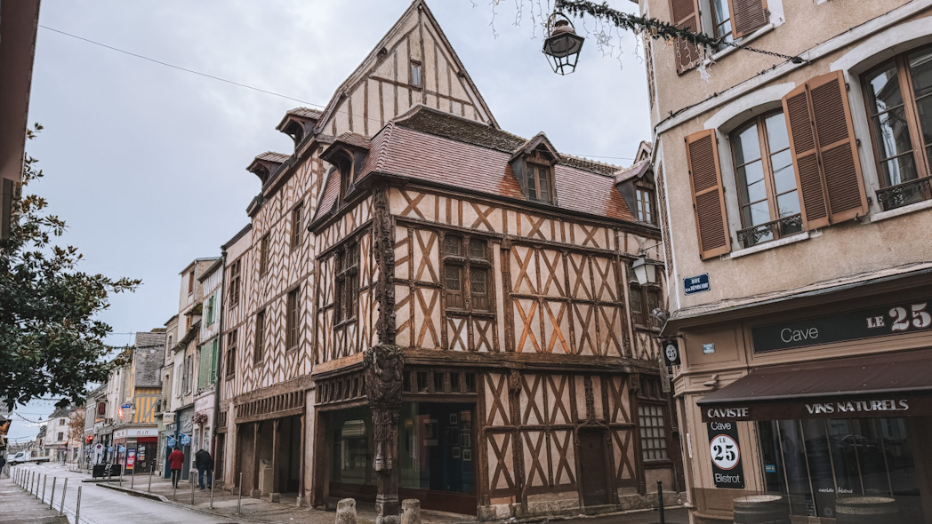 Façade de la Maison Abraham à Sens, bâtiment historique du centre-ville