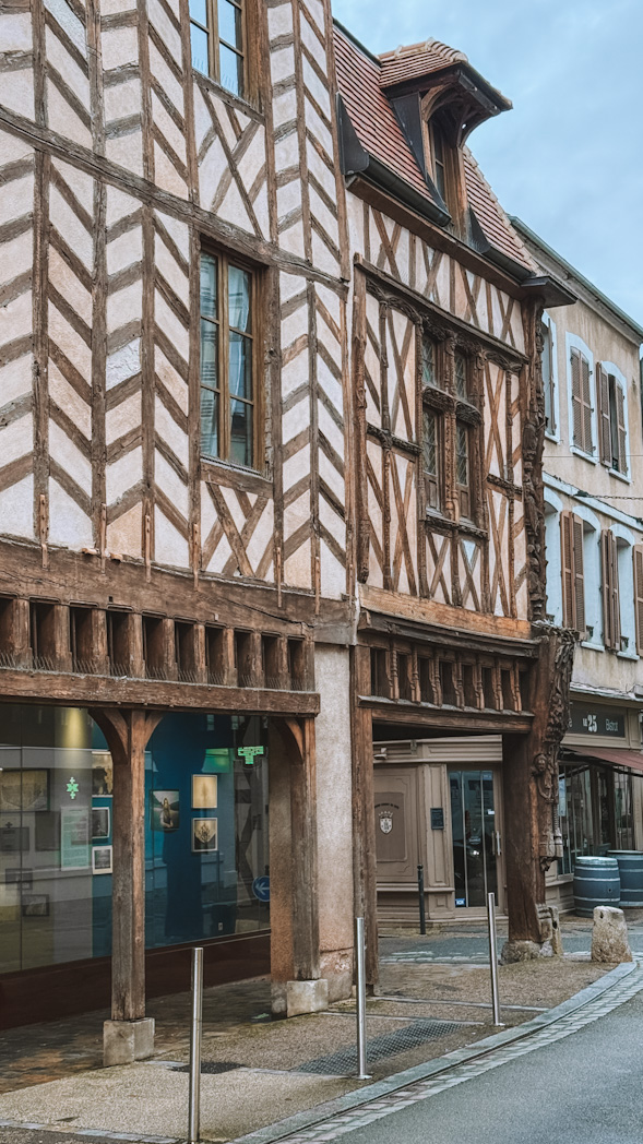 Façade de la Maison Abraham à Sens, bâtiment historique du centre-ville
