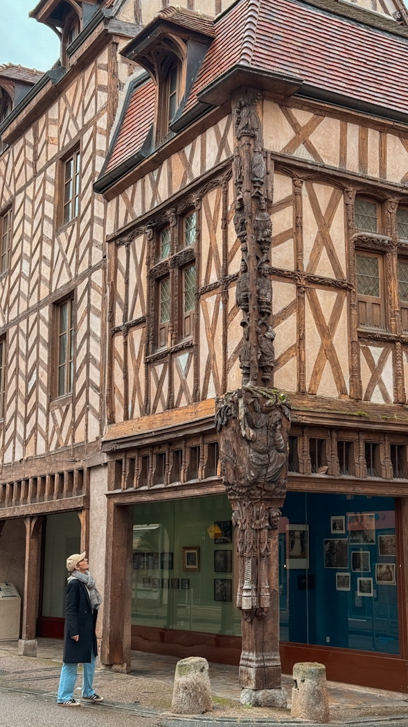 Façade de la Maison Abraham à Sens, bâtiment historique du centre-ville