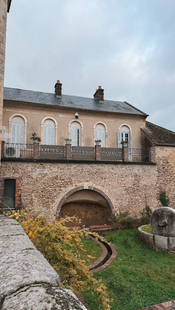 Façade du Musée Galerie Carnot à Villeneuve-sur-Yonne, lieu culturel et historique