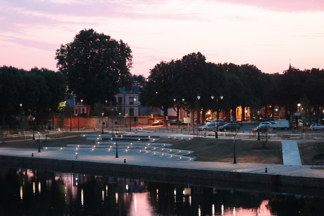 Quais de l’Yonne à Sens, promenade le long de la rivière en Bourgogne