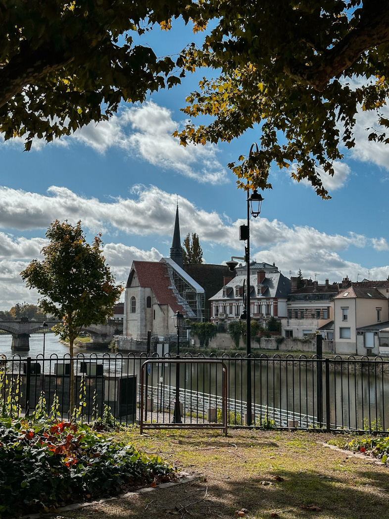 Quais de l’Yonne à Sens, promenade le long de la rivière en Bourgogne