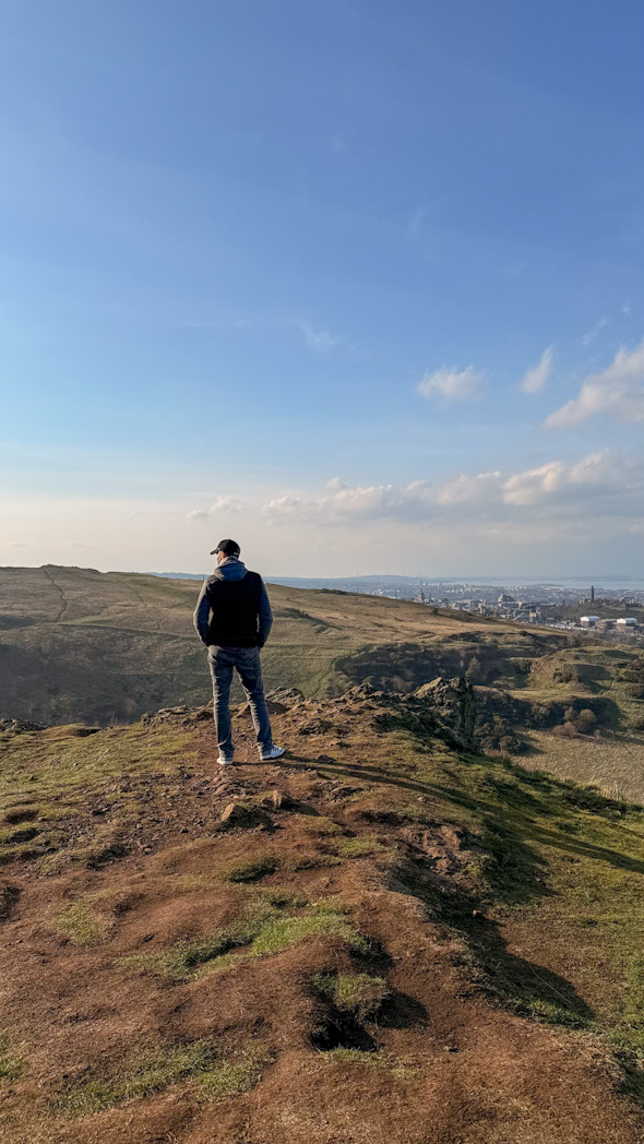 Vue panoramique sur Édimbourg depuis le sommet d’Arthur’s Seat.