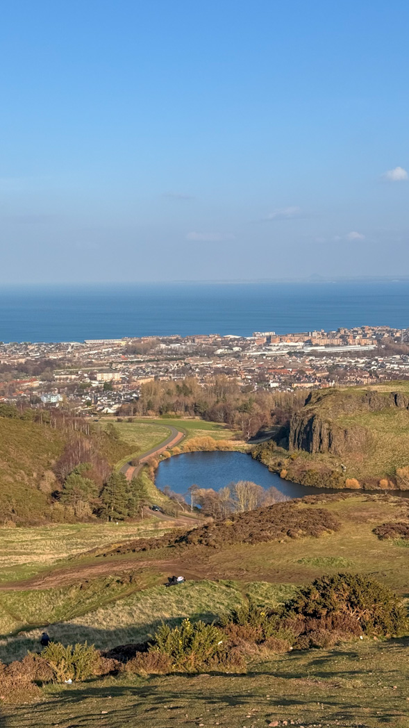 Vue panoramique sur Édimbourg depuis le sommet d’Arthur’s Seat.