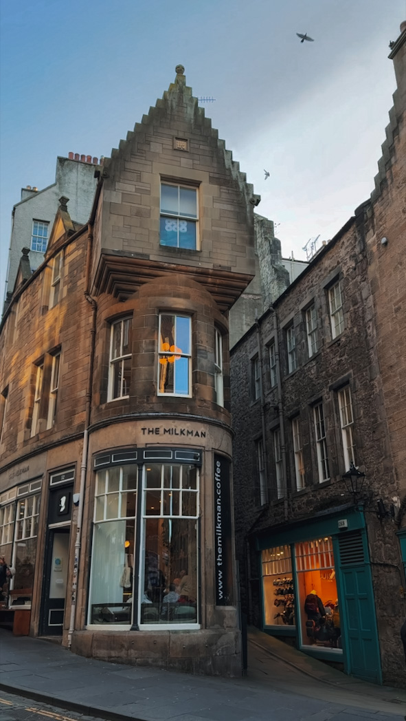 Cockburn Street avec la façade du Coffee shop The Milkmann, un incontournable à Edimbourg