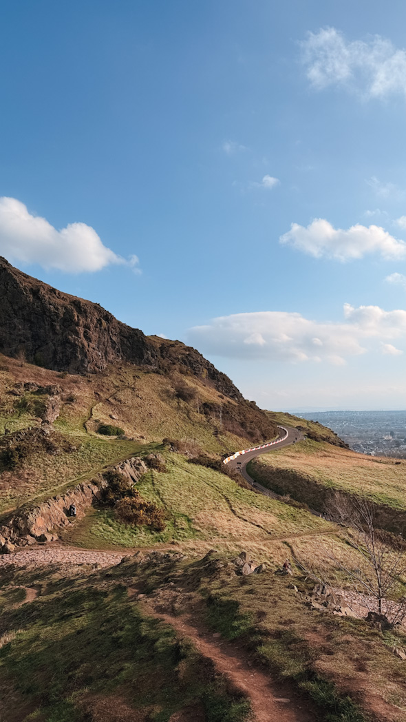 Paysage naturel de Holyrood Park avec vue sur les collines volcaniques d’Édimbourg.