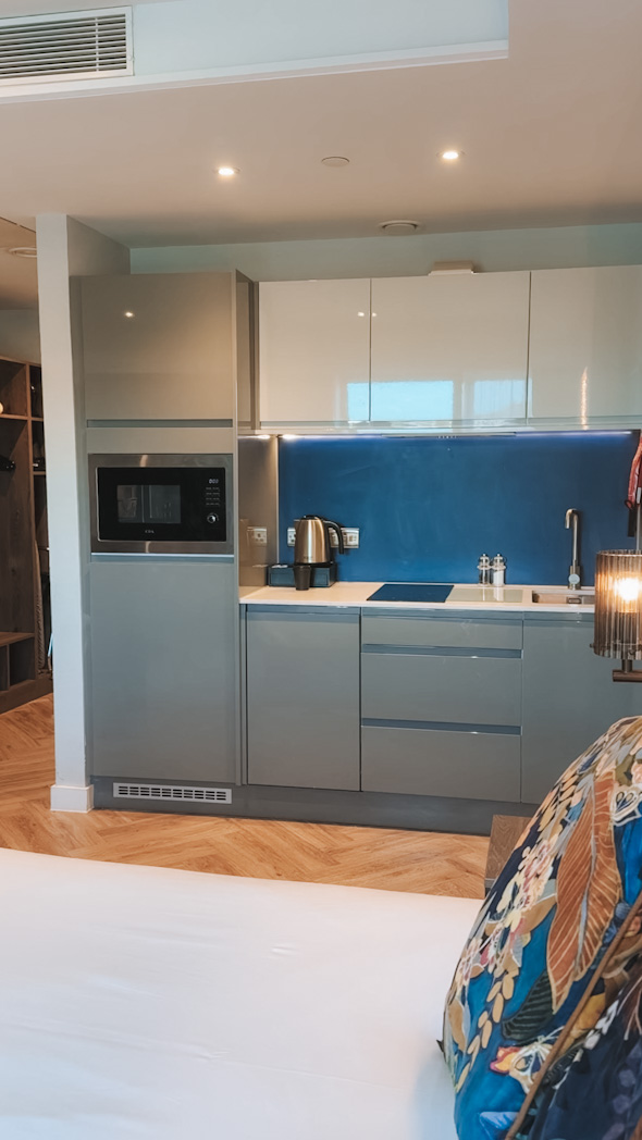 Chambre avec cuisine du Roomzzz Aparthotel dans le centre, une bonne option où dormir à Édimbourg.