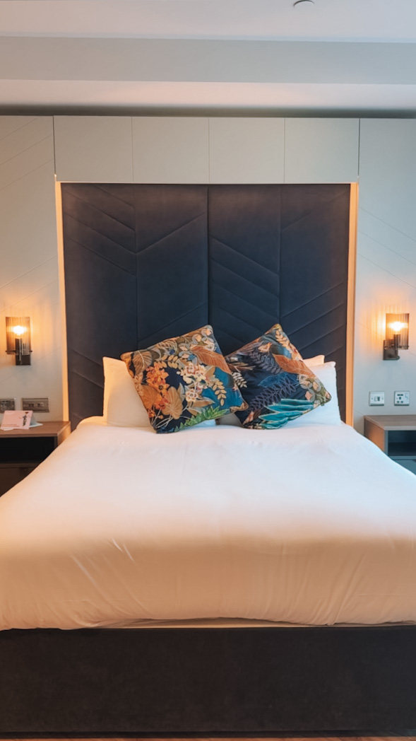 Chambre du Roomzzz Aparthotel dans le centre, une bonne option où dormir à Édimbourg.