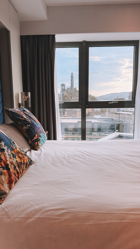 Chambre du Roomzzz Aparthotel dans le centre avec vue sur Calton hill, une bonne option où dormir à Édimbourg.