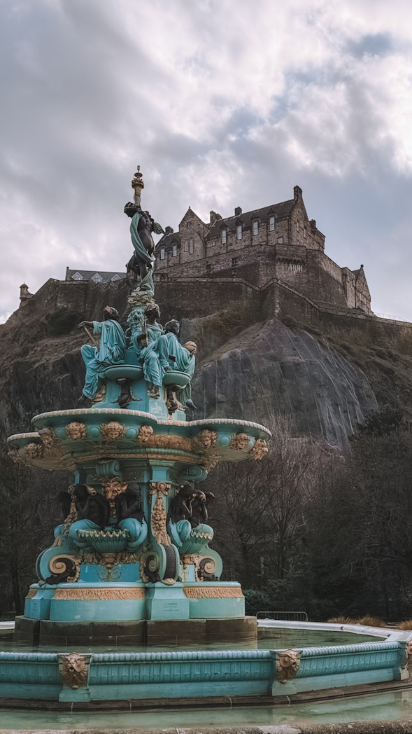 Ross Fountain dans Princes Street Gardens avec vue sur le château d’Édimbourg.