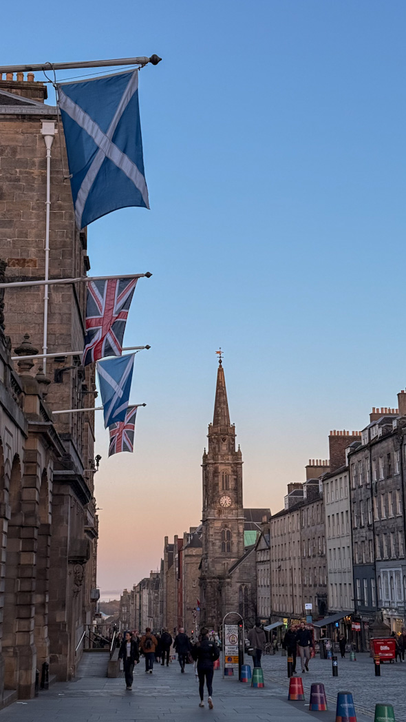 La Royal Mile, rue emblématique de la vieille ville d’Édimbourg reliant le château au palais de Holyrood.